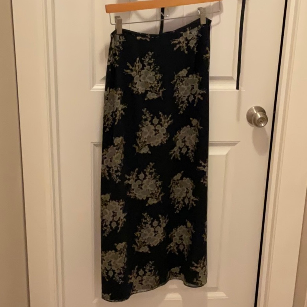 Casual Corner Skirt and Top Set - Picture 2 of 7